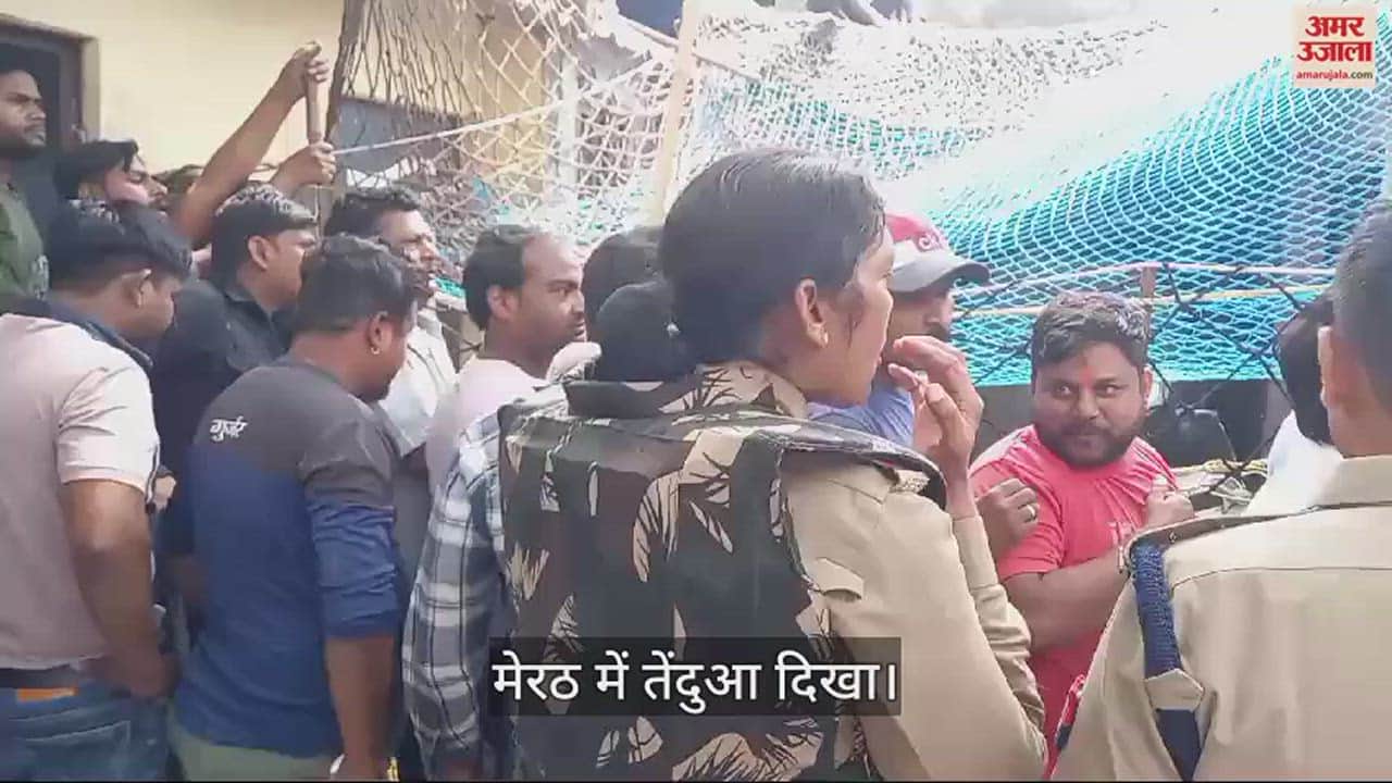 मेरठ के कसेरूखेड़ा में एक मकान की छत पर तेंदुआ देखा गया।