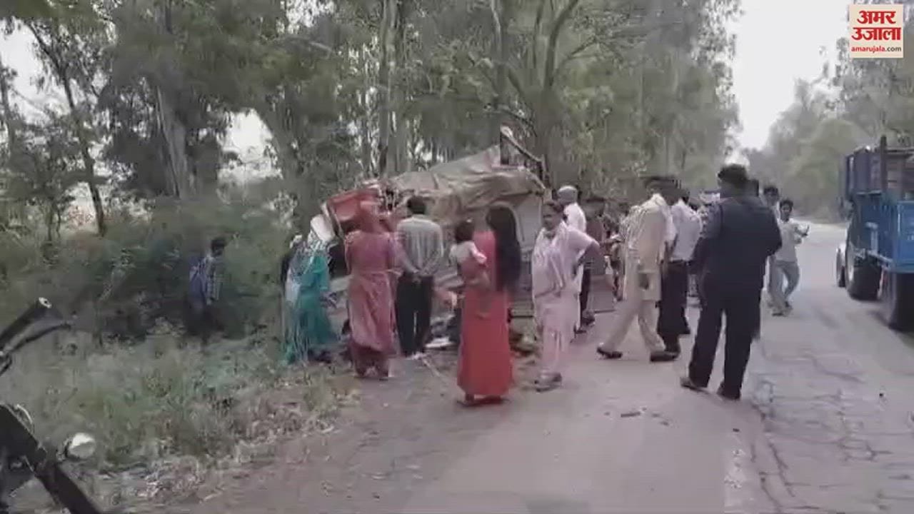 VIDEO : त्रिलोकपुर से माथा टेककर लौट रहे भक्तों की टाटा ऐस पेड़ से टकराई, 18 घायल