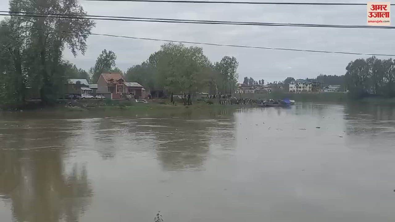 VIDEO : srinagar Boat sinks in Jhelum river amid bad weather