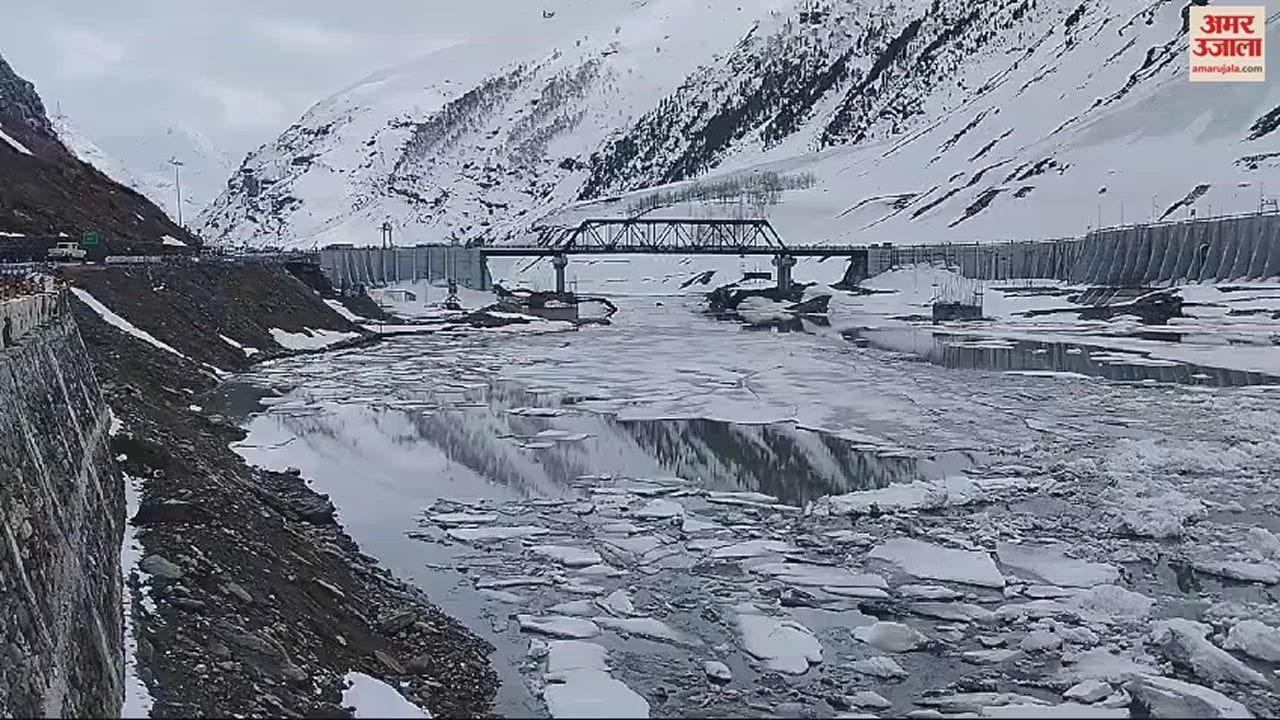iceberg-fell-in-the-north-portal-of-atal-tunnel rohtang