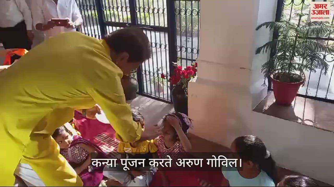 कन्या पूजन करते अरुण गोविल और उनकी पत्नी