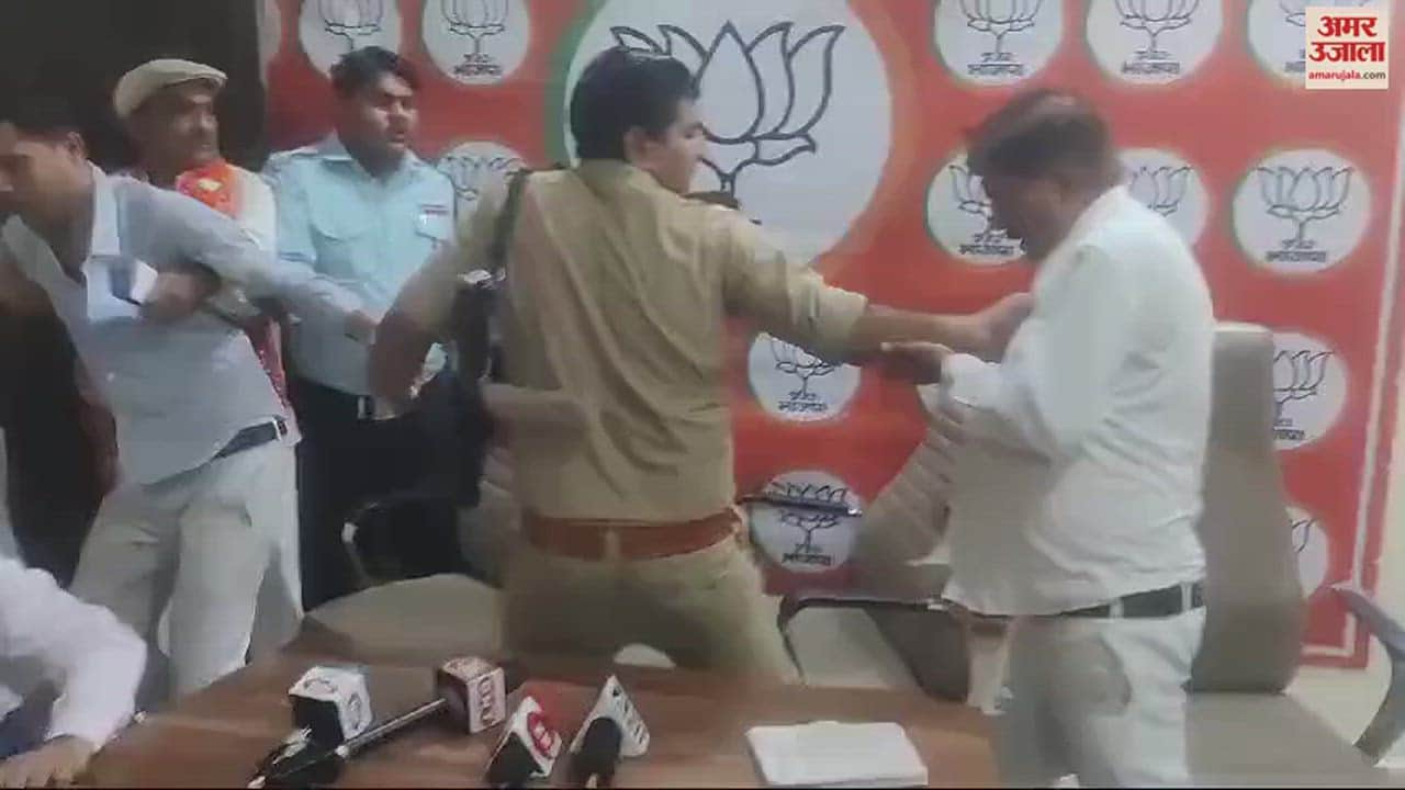 VIDEO : Slapping between BJP leaders in Amroha, scuffle between district vice president and media in-charge