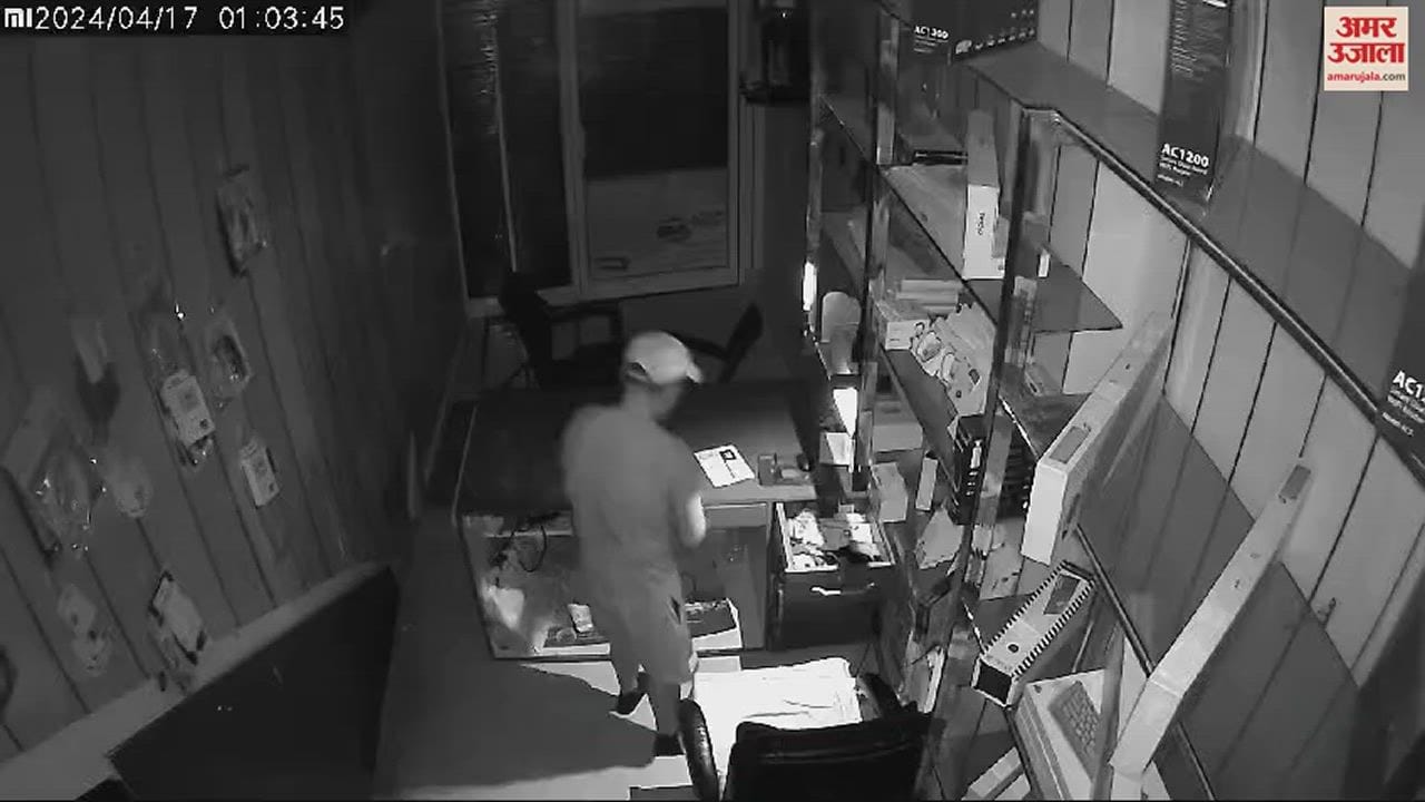 VIDEO : हेयर सैलून और कंप्यूटर की दुकान में घुसे चोर, नकदी चुराई