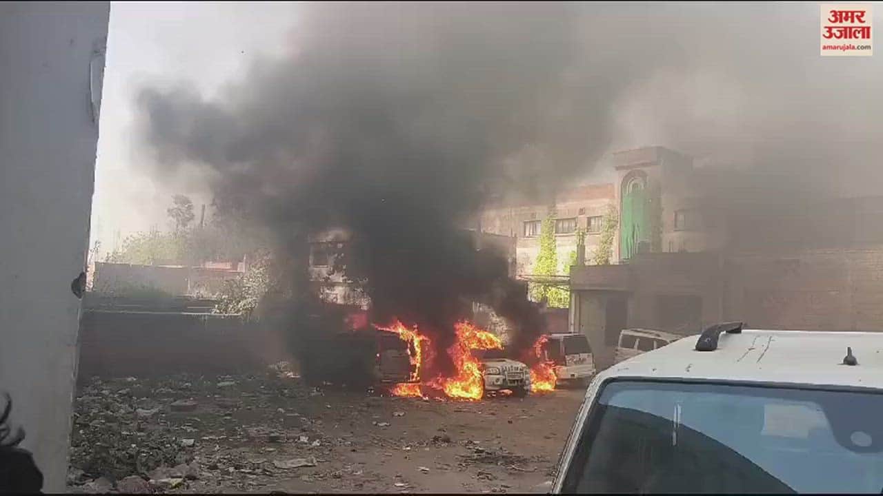 VIDEO : suddenly Fire in parked luxury cars