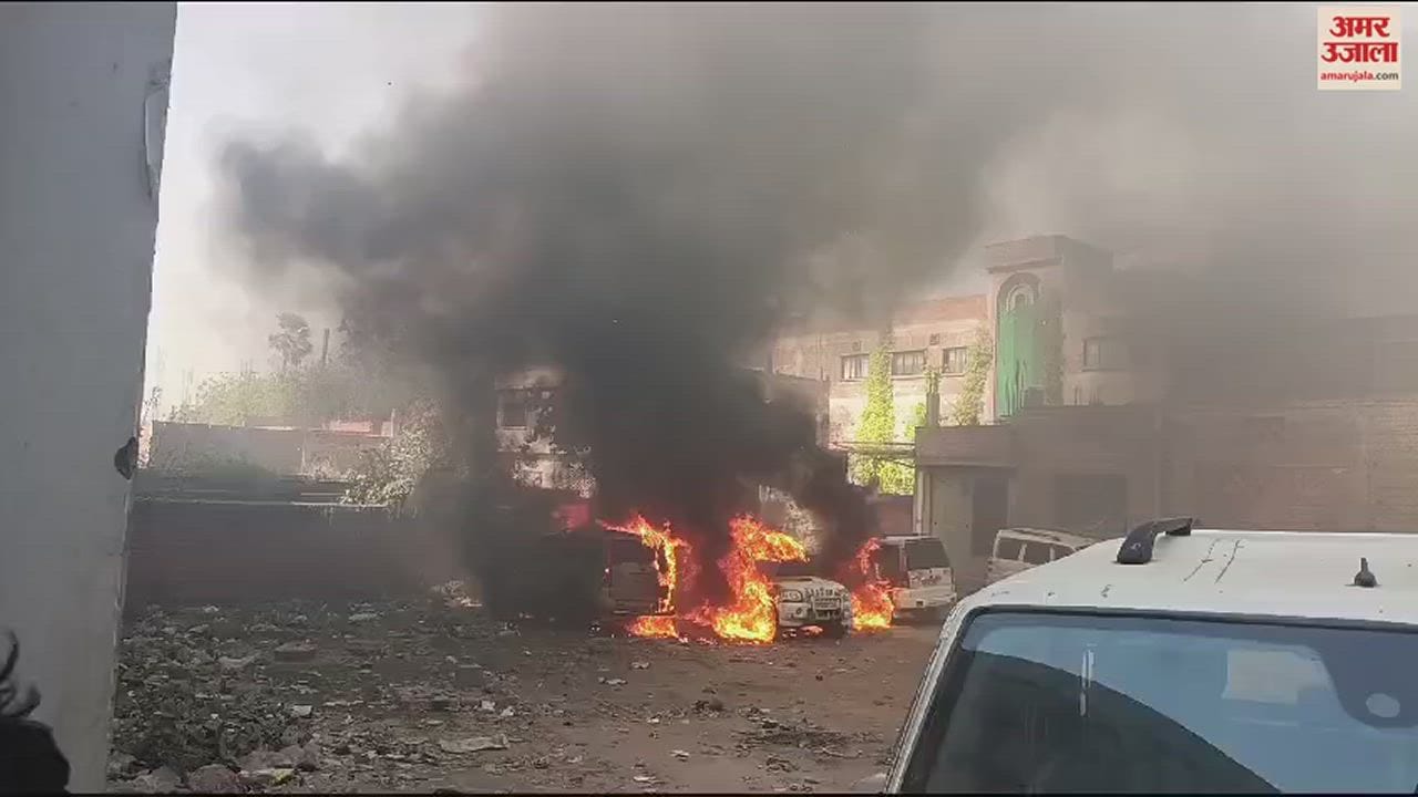 VIDEO : suddenly Fire in parked luxury cars