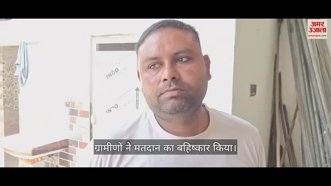 मामले की जानकारी देते ग्राम प्रधान।