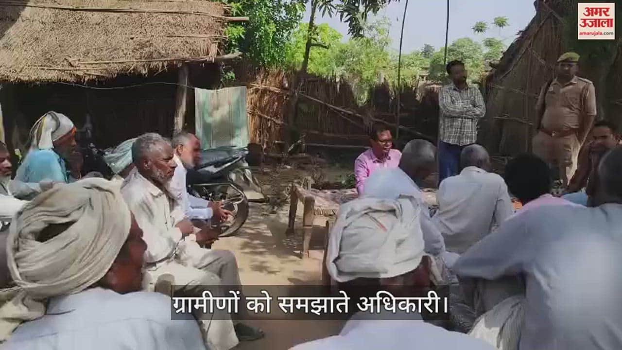 ग्रामीणों को समझाते अधिकारी