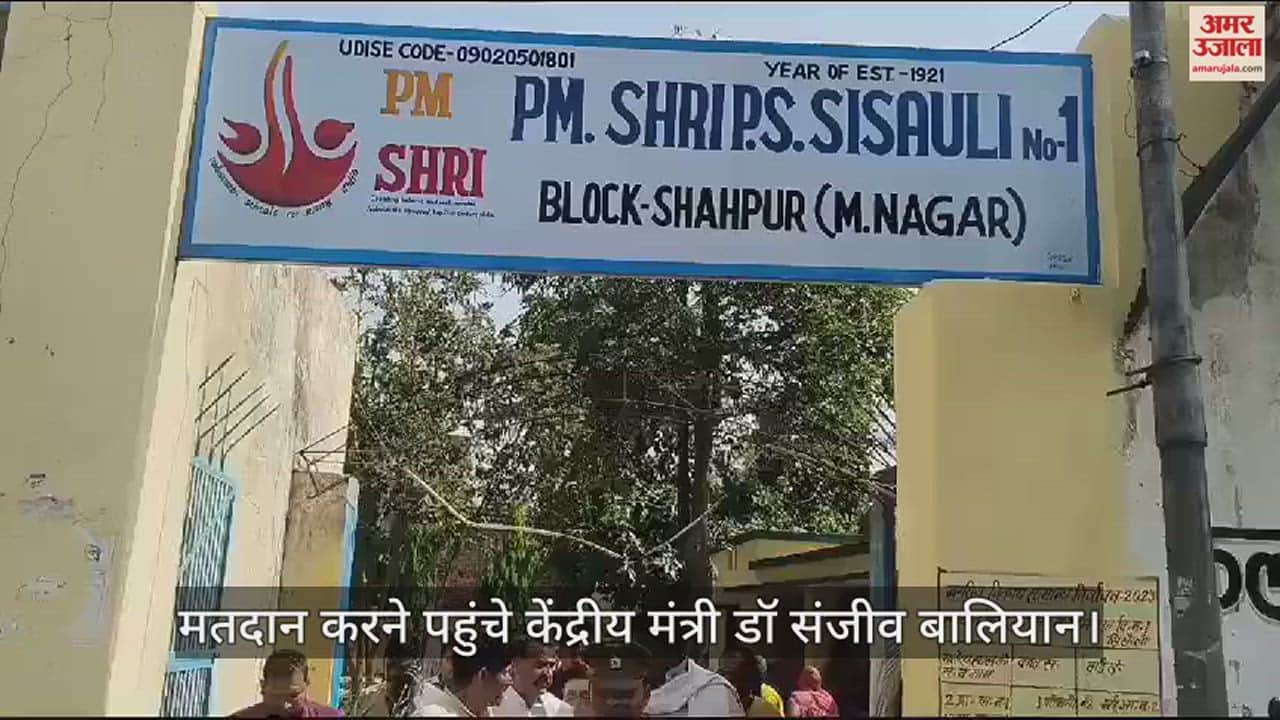 मतदान कर निशान दिखाते डॉ संजीव बालियान