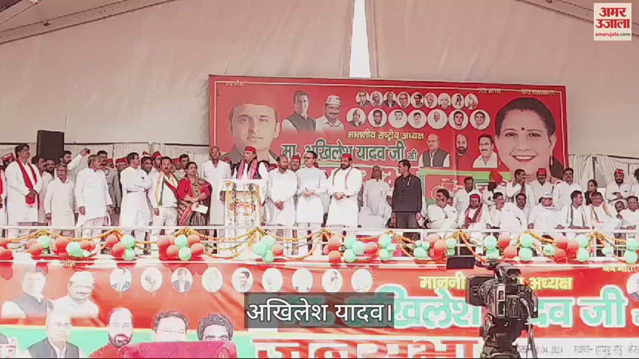 मेरठ में जनसभा में बोलते अखिलेश यादव।