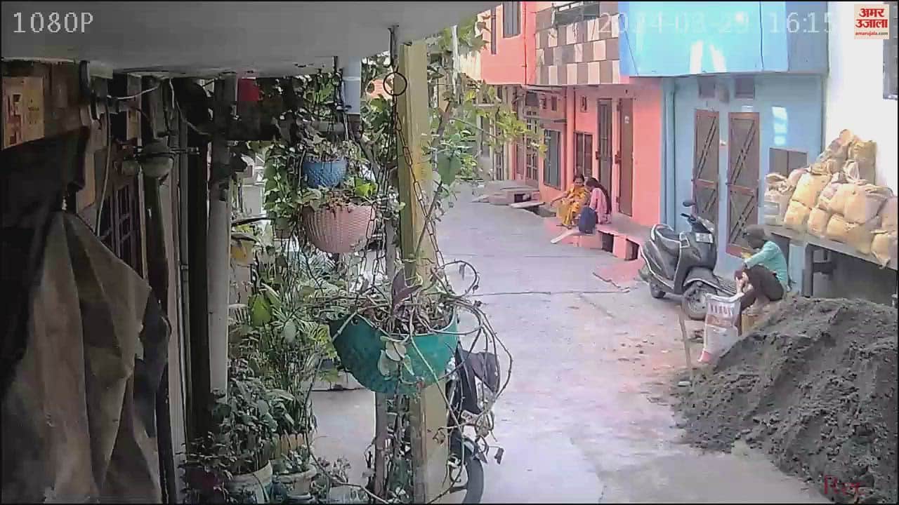 VIDEO : Shocking video of snatching of chain from a woman neck in Amroha, this is how incident happened