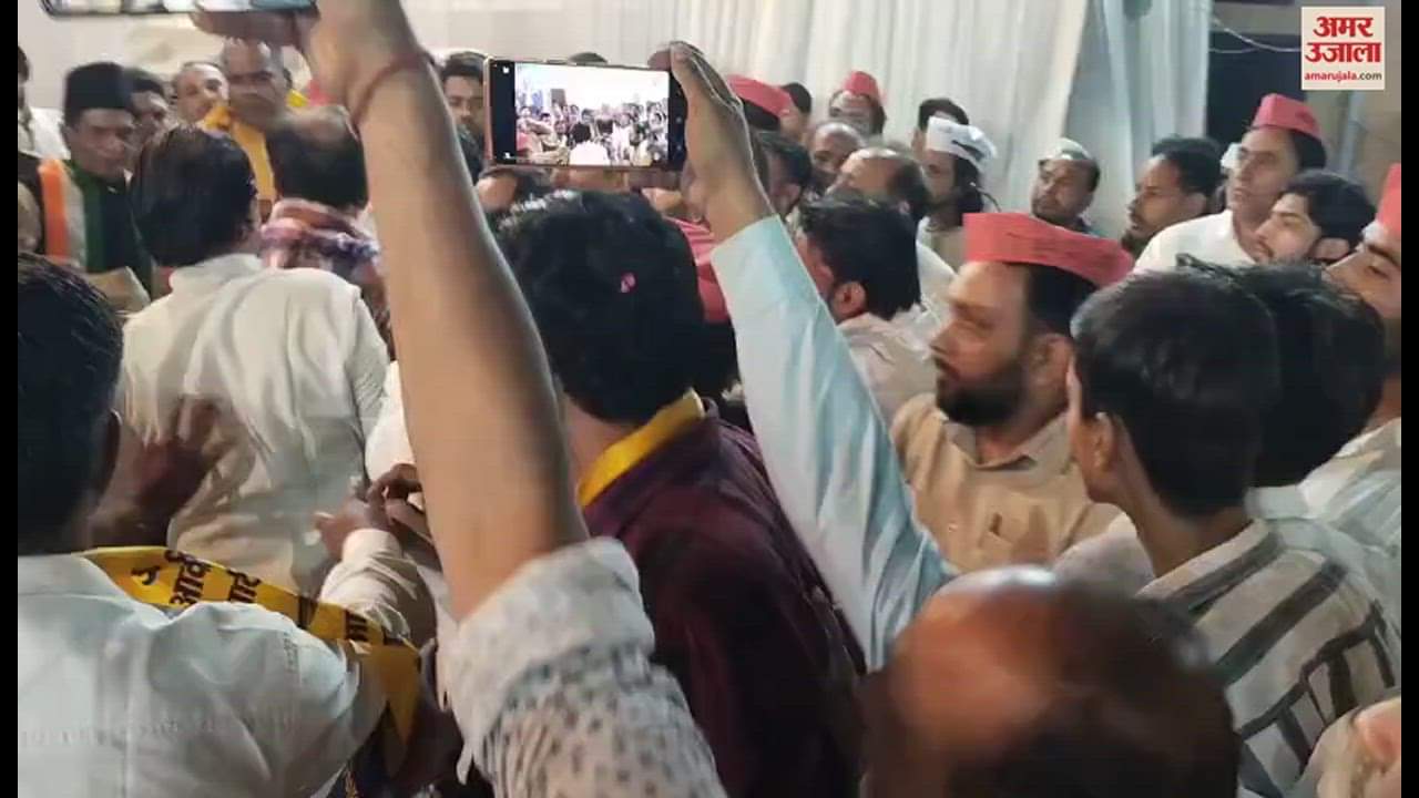 VIDEO : संभल में गठबंधन प्रत्याशी की सभा में हंगामा, सपा-कांग्रेस और आप कार्यकर्ता भिड़े