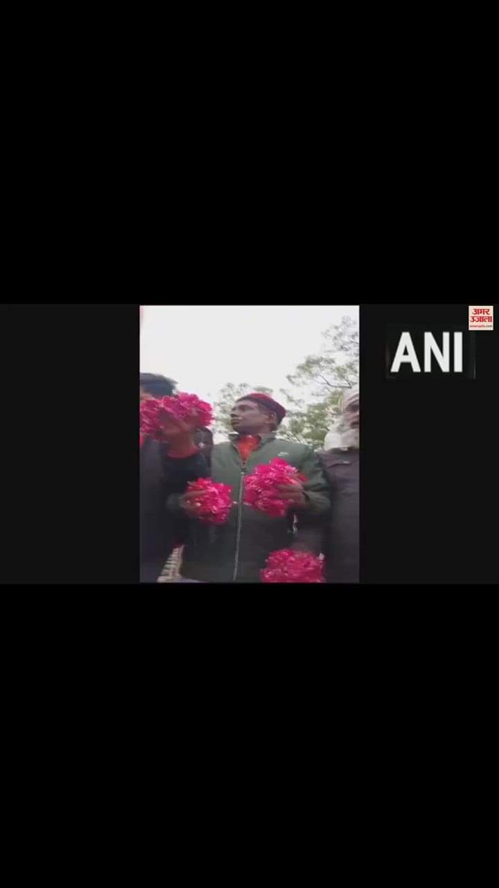 VIDEO : अयोध्या में बाबरी केस के पक्षकार इकबाल अंसारी पीएम मोदी के स्वागत में हुए शामिल, बरसाए फुल