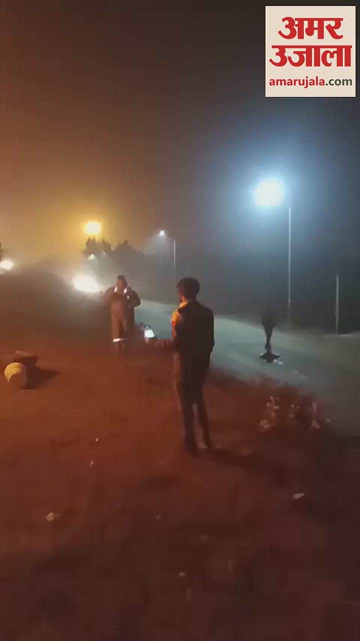 VIDEO : बरेली में हाईवे पर चलता ट्रक बना आग का गोला, चालक और क्लीनर ने कूदकर बचाई जान