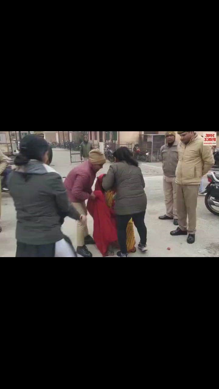 VIDEO : आगरा में पुलिस ने पति को किया गिरफ्तार... पत्नी ने डीसीपी ऑफिस के बाहर किया आत्मदाह का प्रयास