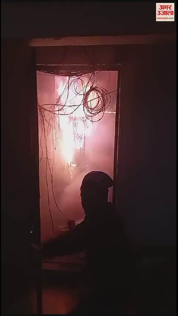 VIDEO : नोएडा में इमारत की 15वीं मंजिल पर लगी आग, सुरक्षकर्मियों ने पुलिस और फायर विभाग को नहीं दी सूचना