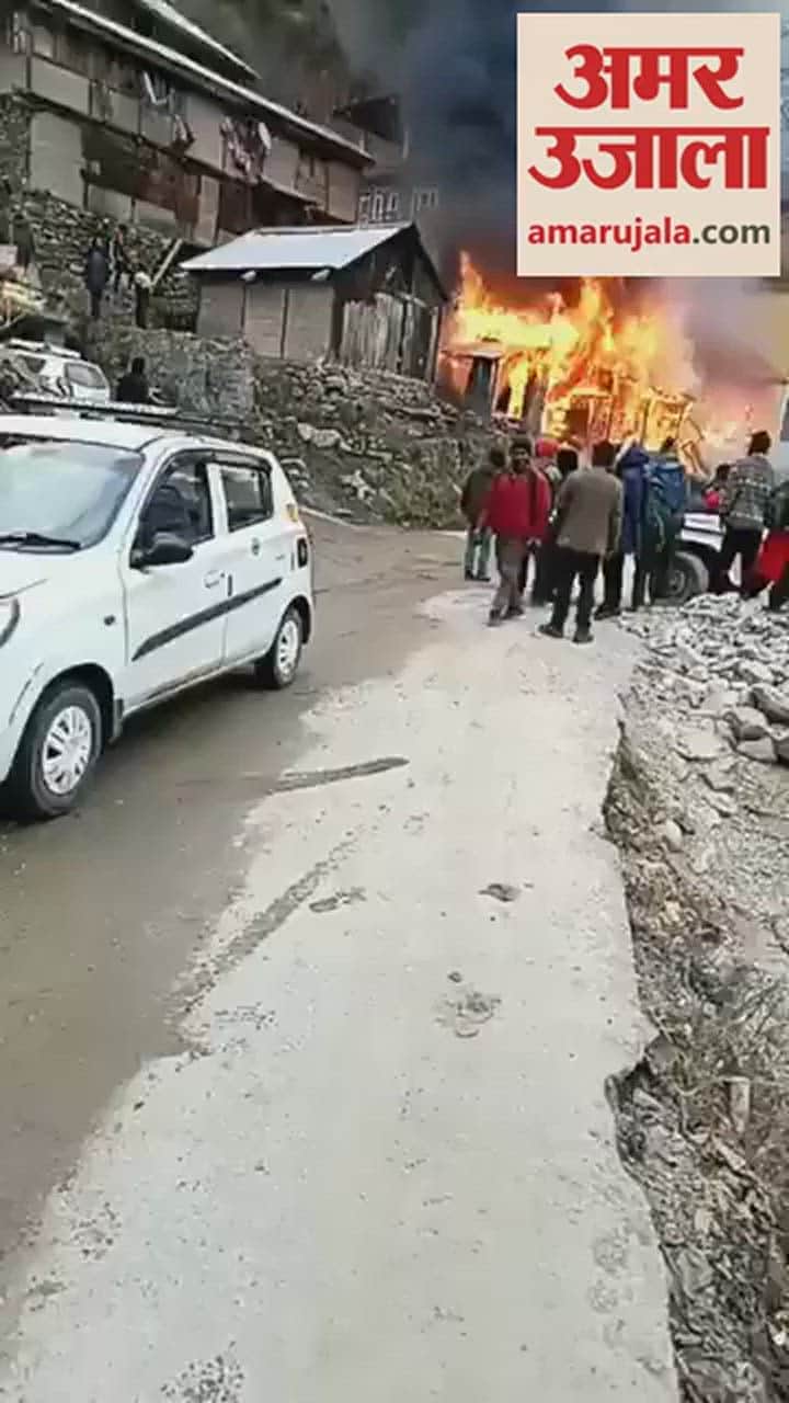 VIDEO : Fire breaks out in Kullu's Barshaini, three kiosks burnt to ashes