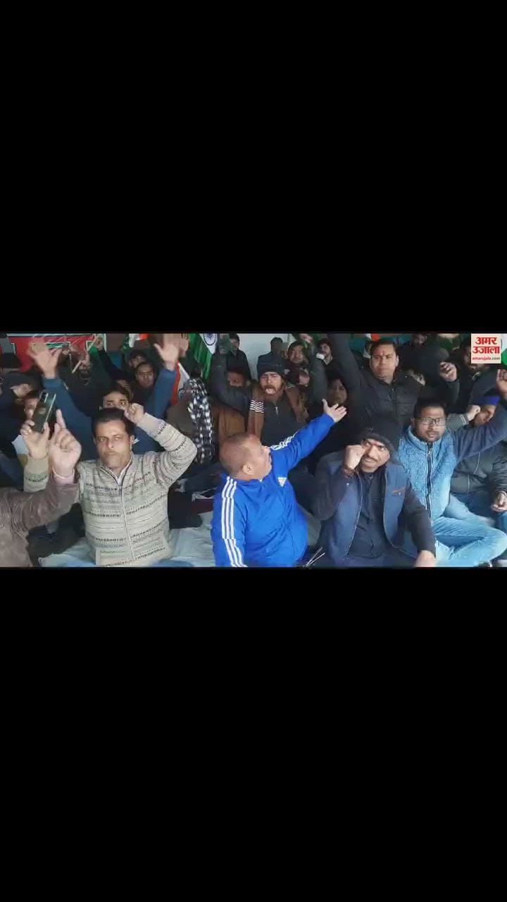 VIDEO : Employees united for old pension, sloganeering outside DRM office in Moradabad