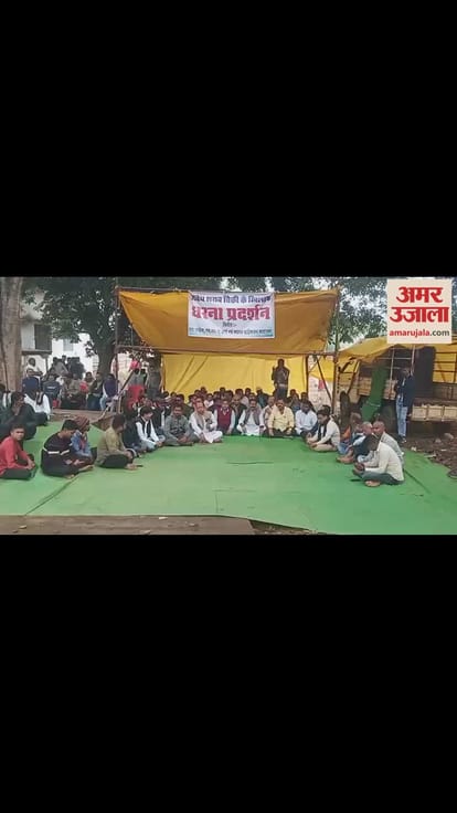 VIDEO : अवैध शराब बिक्री के खिलाफ धरने पर बैठे कांग्रेस विधायक इंद्र साव, सैकड़ों कार्यकर्ता भी मौजूद