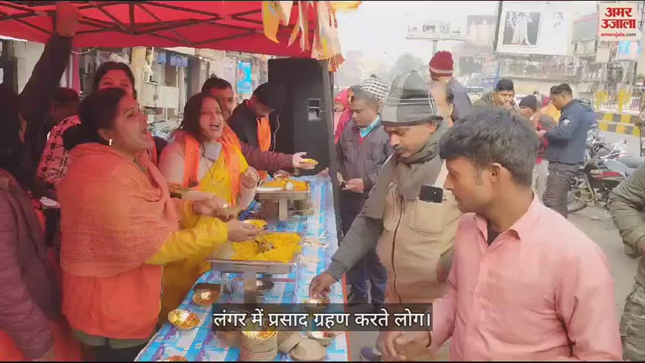 VIDEO : people taking prasad in langar