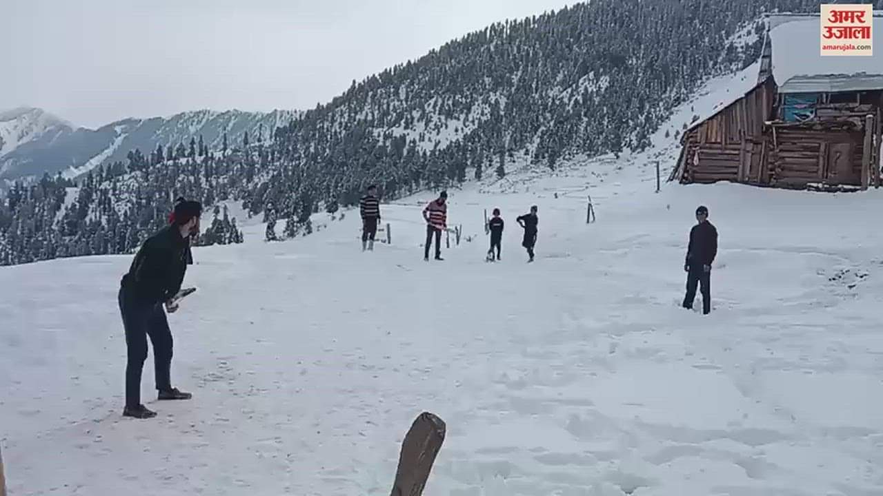 VIDEO : Fours and sixes hit on the ice field in Gurez
