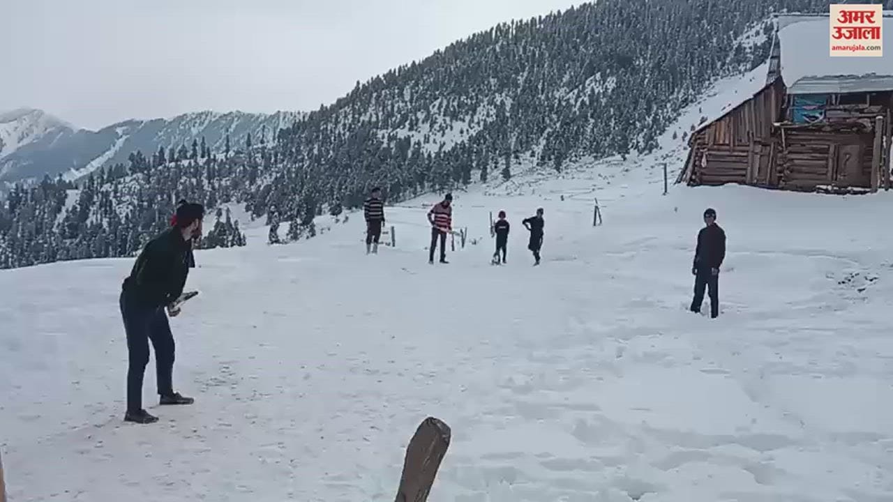 VIDEO : Fours and sixes hit on the ice field in Gurez