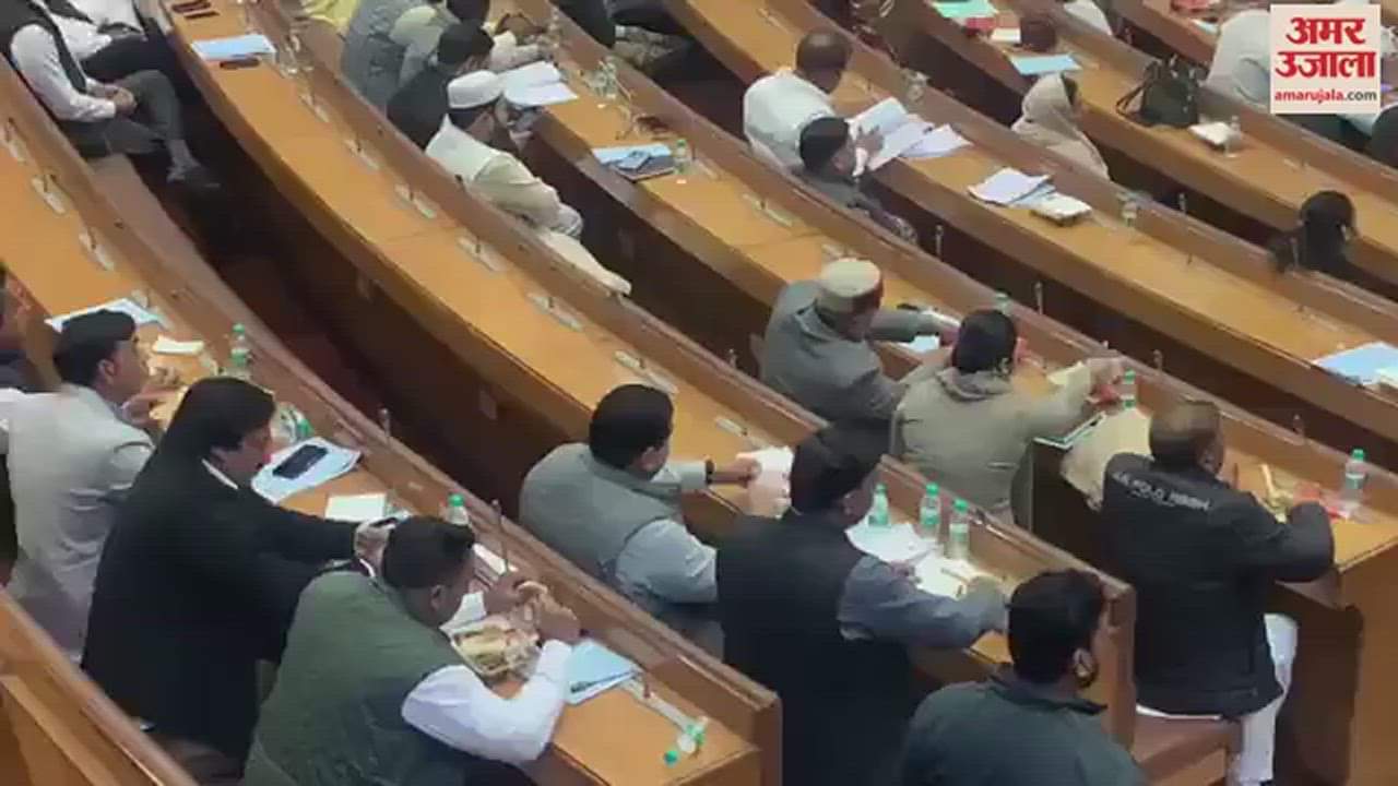 VIDEO : एमसीडी बैठक में छोले-भटूरे खाने में मशगूल रहे पार्षद, बजट पर होती रही चर्चा