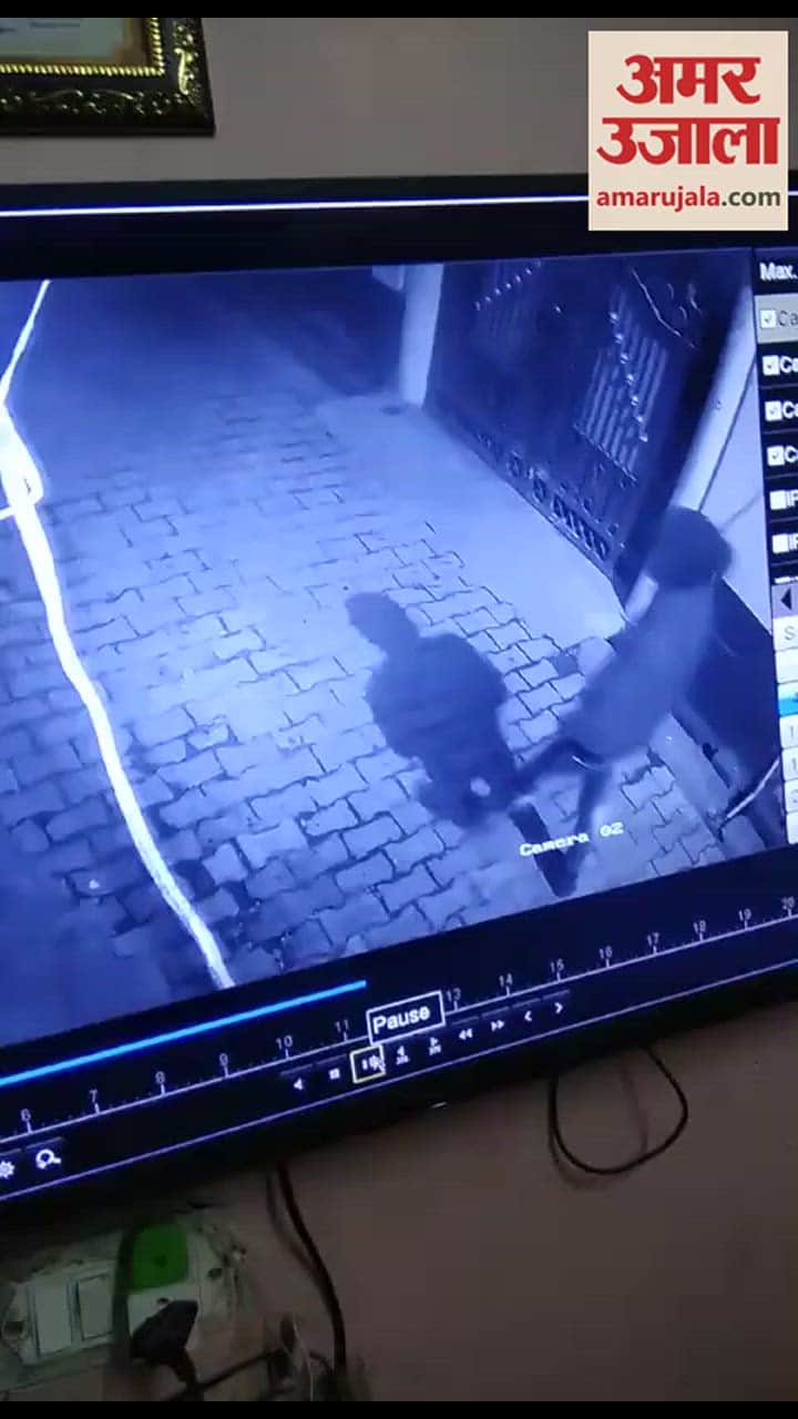 VIDEO : चोरों ने खंगाला रिटायर्ड दरोगा के रिश्तेदार का घर, पड़ोसी के मकान से चोरी किए जूते, चप्पल छोड़ गए