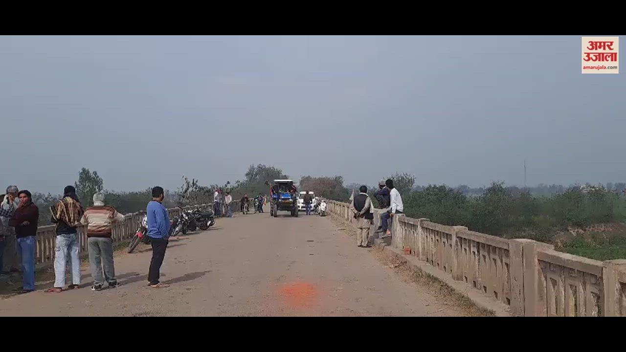 VIDEO : किसान आंदोलन, कुरुक्षेत्र में ट्यूकर बॉर्डर पर एक ट्रैक्टर पर पहुंचे किसान, सड़क से कील उखाड़ने का किया प्रयास