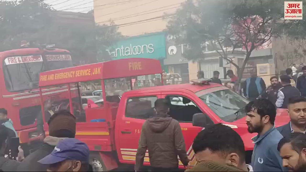 VIDEO : Jammu: Fire breaks out in a house in front of Hotel Vivanta in the city.