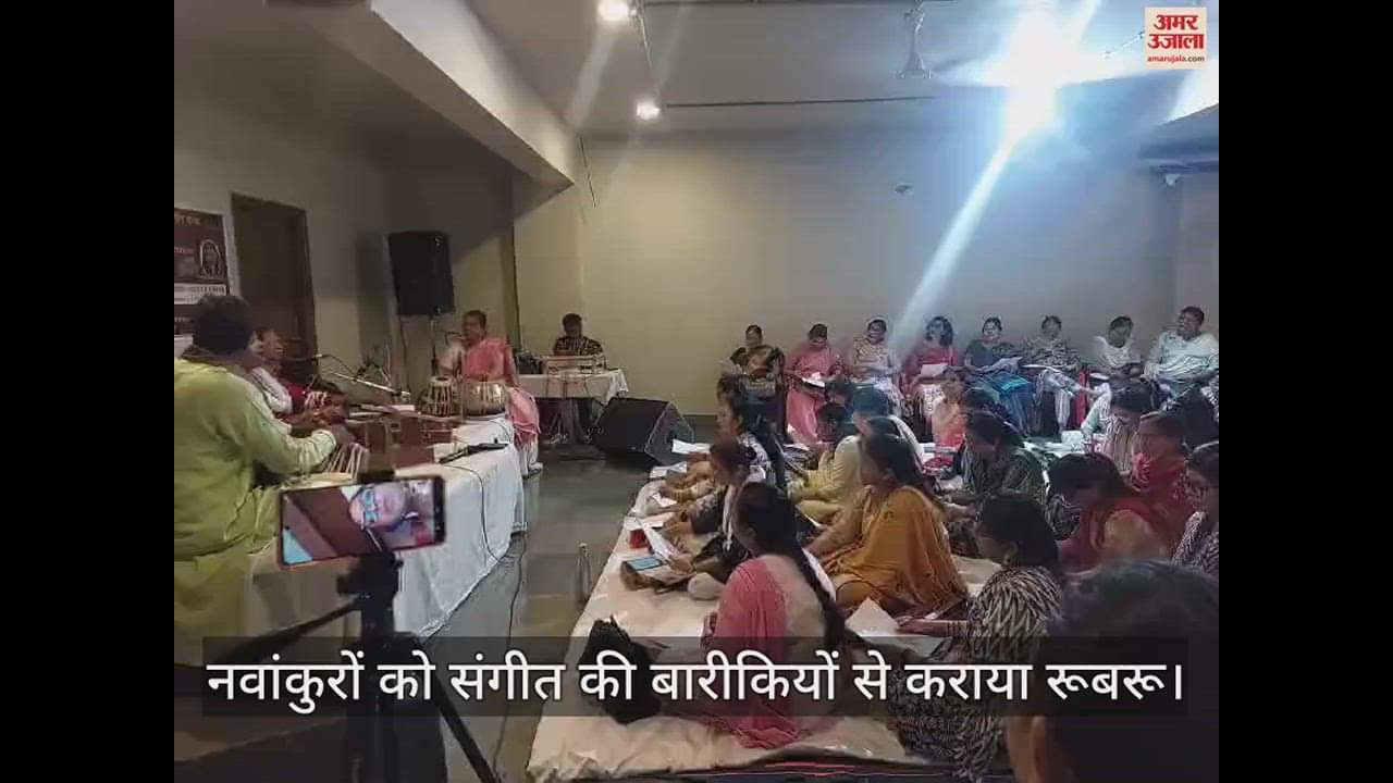 VIDEO : Introduced newcomers to the intricacies of music in varanasi