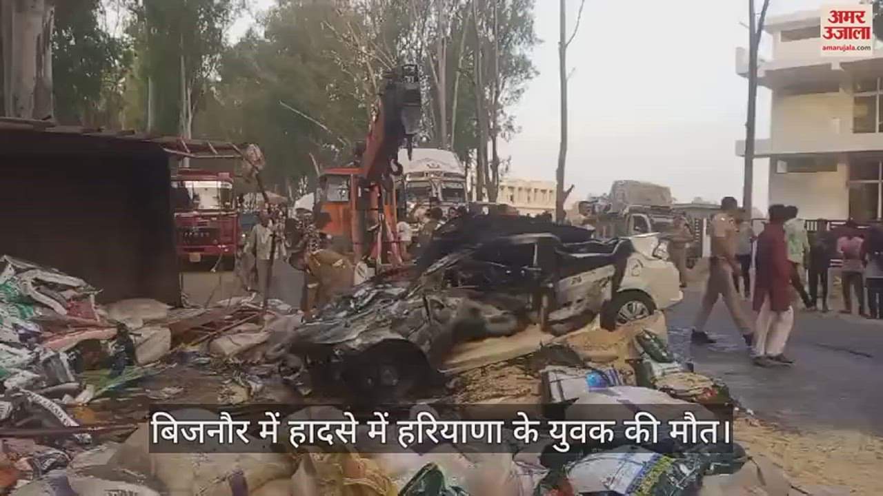 हादसे के बाद आग बुझाने में जुटे दमकलकर्मी