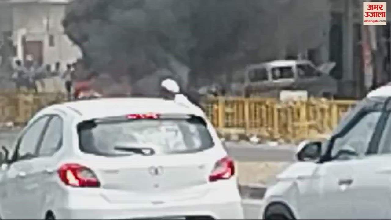 VIDEO : car running on highway suddenly caught fire in Amroha, driver saved his life by jumping