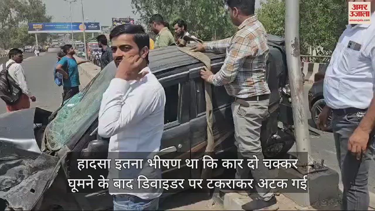 VIDEO : Due to the collision with bus car got stuck on the divider after taking two rounds in ghaziabad