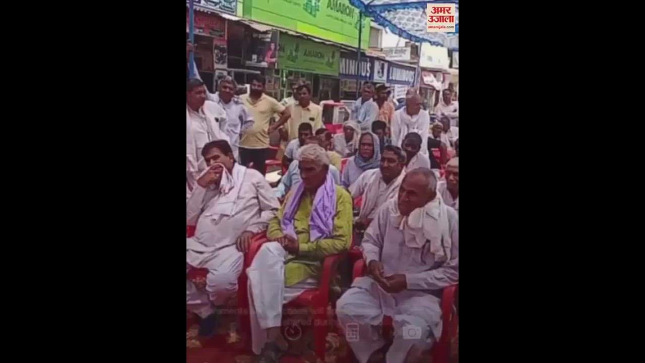 VIDEO : सांसद कर रहे थे कांग्रेस की बुराई, ग्रामीण बोला- कांग्रेस इतनी बुरी थी तो इतने दिन तक क्यों रहे