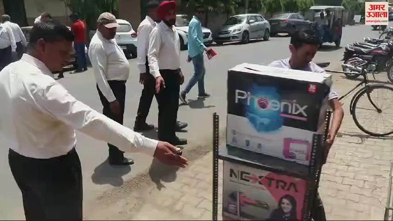 VIDEO : शाहजहांपुर में नगर निगम की टीम ने सड़क से हटवाया अतिक्रमण, दुकानदारों को दी कार्रवाई की चेतावनी