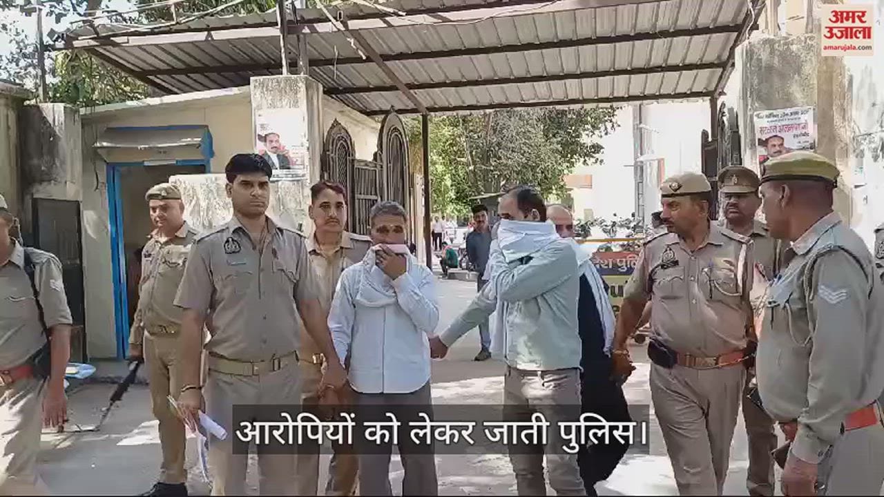 आरोपियों को लेकर जाती पुलिस