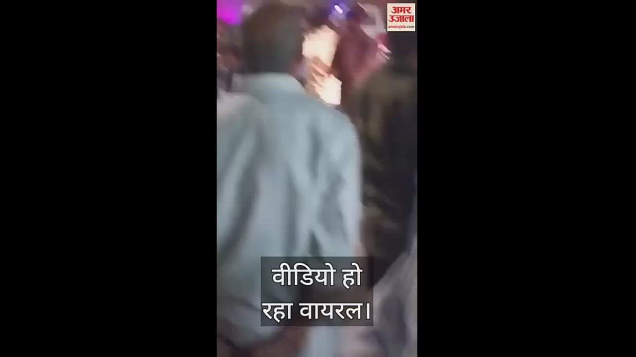 VIDEO : अखिलेश यादव के रोड शो के बाद भाजपा समर्थकों ने सपा समर्थक को बीच सड़क पर पीटा
