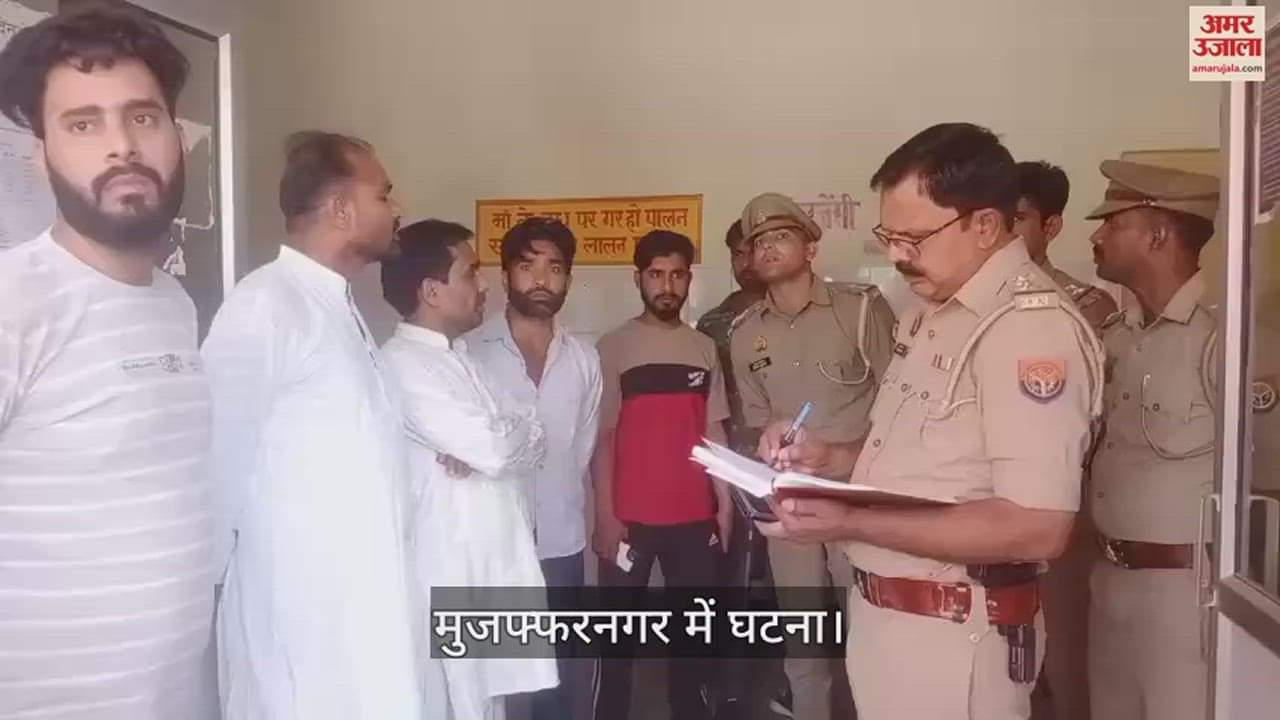जांच करती पुलिस।