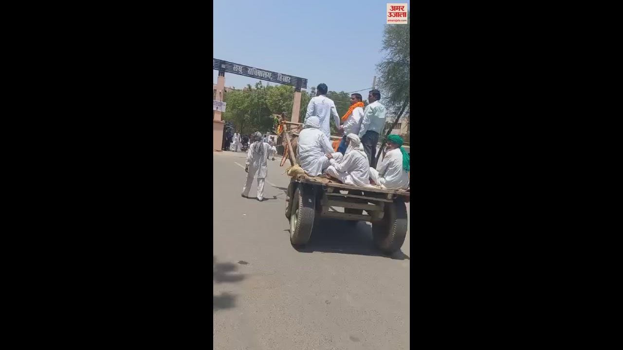 VIDEO : नामांकन करने ऊंट गाड़ी में पहुंचे प्रत्याशी तो पुलिस ने गेट पर रोका, कहा- अंदर पार्किंग नहीं