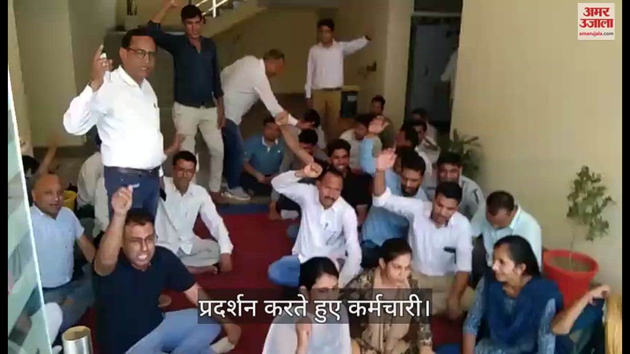 VIDEO : महेंद्रगढ़ में पेयजल समस्या को लेकर अधिकारी के खिलाफ धरने पर बैठे नहरी विभाग के कर्मचारी