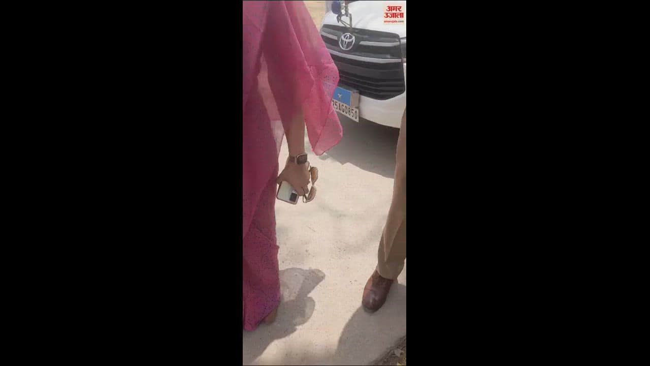 VIDEO : बदायूं में कमिश्नर और आईजी ने किया पोलिंग बूथ का निरीक्षण, कहा- शांतिपूर्ण तरीके से हो रहा मतदान