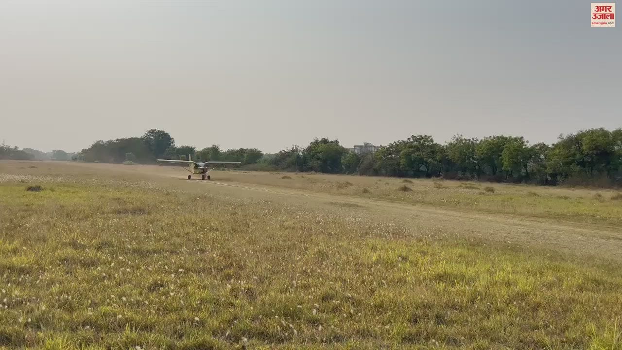 VIDEO : NCC caidet Showed flying plane the sky in varanasi