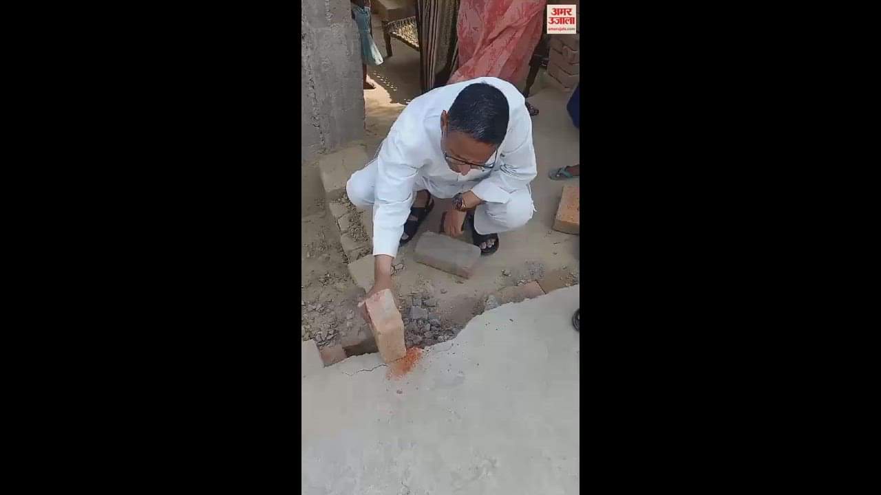 VIDEO : RCC road under construction started breaking after hitting with brick in mau