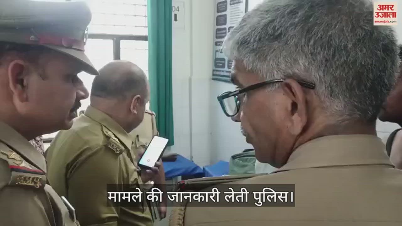 मामले की जानकारी लेती पुलिस।