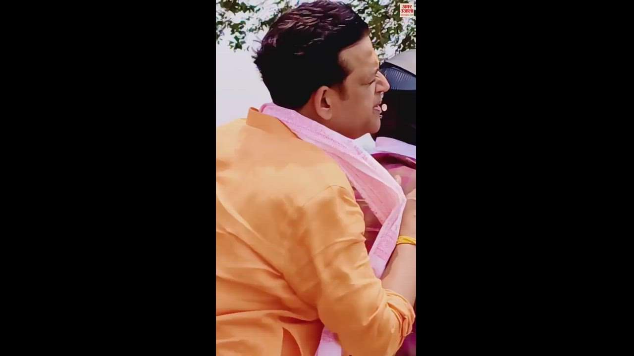 VIDEO : नामांकन दाखिल करने के बाद काफिला छोड़ कार्यकर्ता की बाइक से सभा में पहुंचे रवि किशन, देखें वीडियो