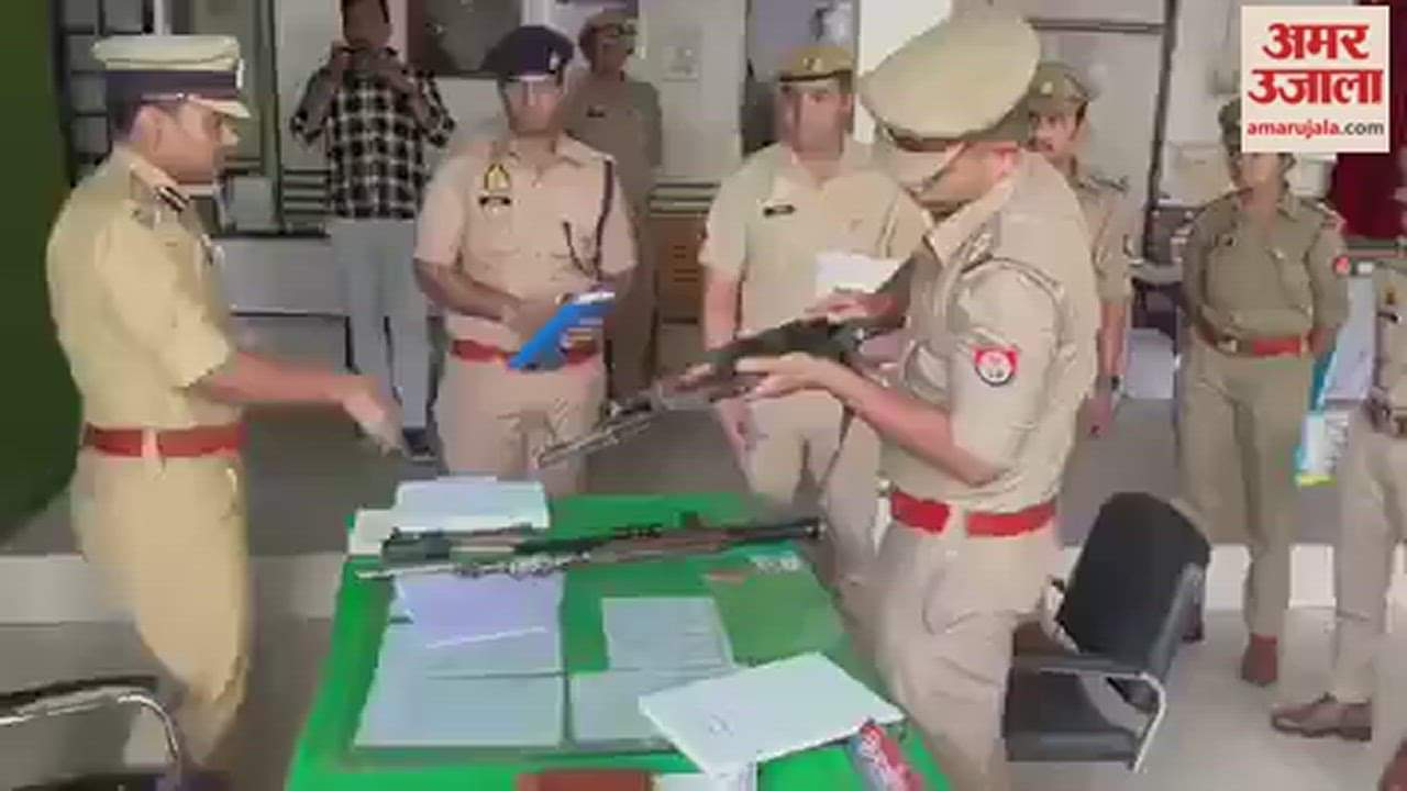 VIDEO : Ak-47 खोलने व बंद करने में फेल हुए प्रशिक्षु दरोगा, देखें वीडियो