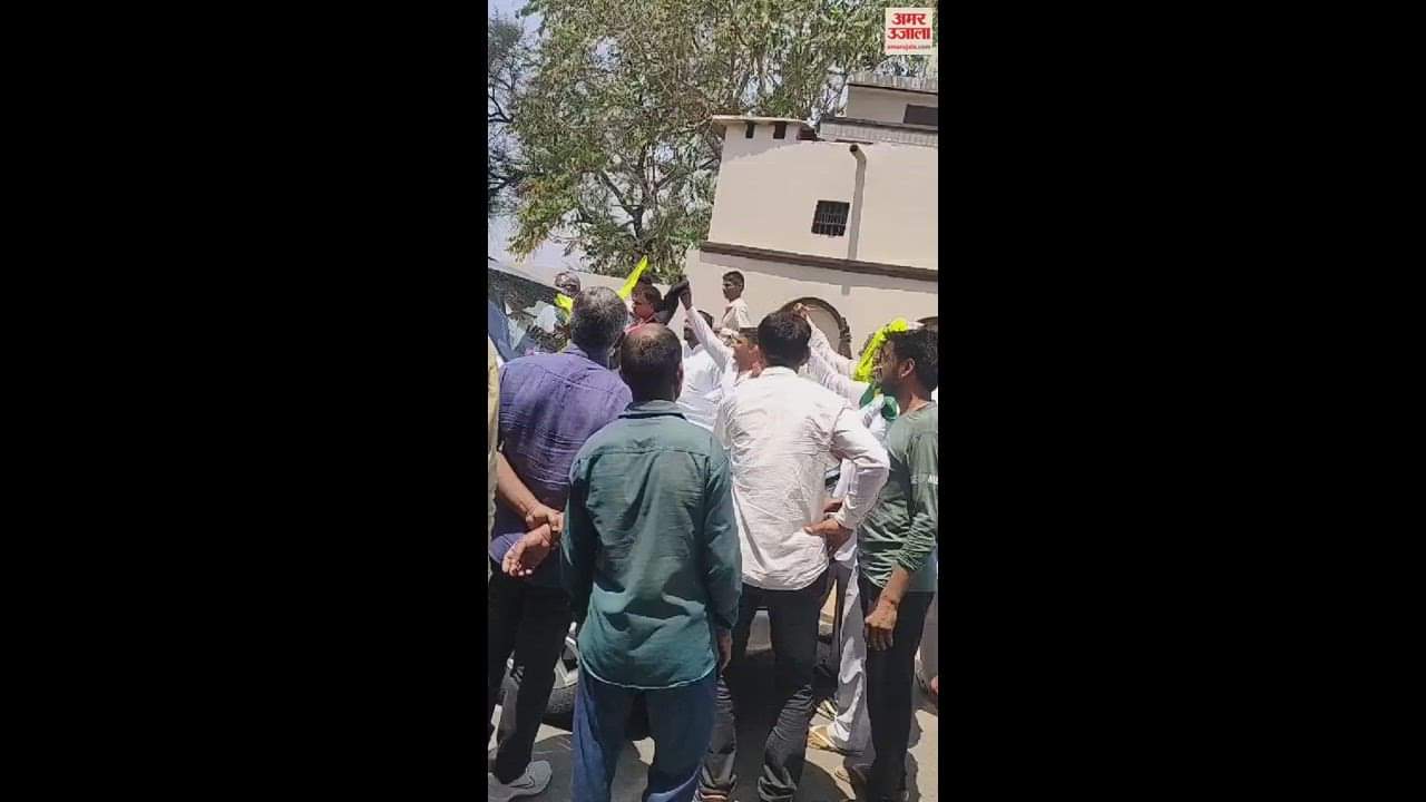 VIDEO : हिसार के मसूदपुर गांव में भाजपा नेता पूर्व वित्त मंत्री कैप्टन अभिमन्यु का किसानों ने काले झंडे दिखाकर किया विरोध