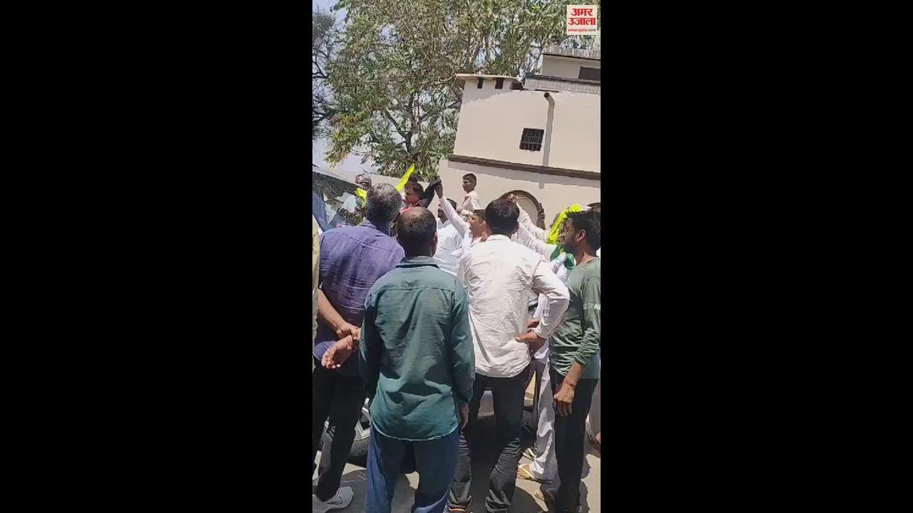 VIDEO : हिसार के मसूदपुर गांव में भाजपा नेता पूर्व वित्त मंत्री कैप्टन अभिमन्यु का किसानों ने काले झंडे दिखाकर किया विरोध