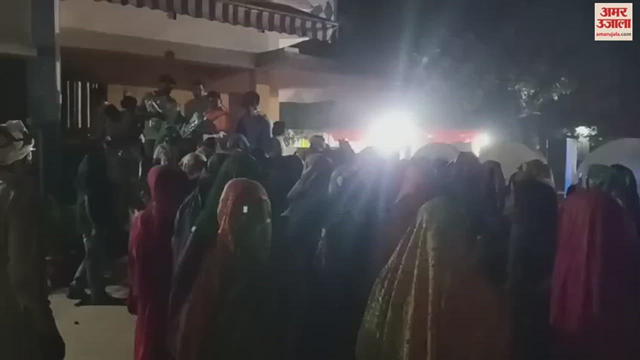 VIDEO : Lok Sabha Election Ballia seat Video viral of distribution of sarees in Jan Samvad 