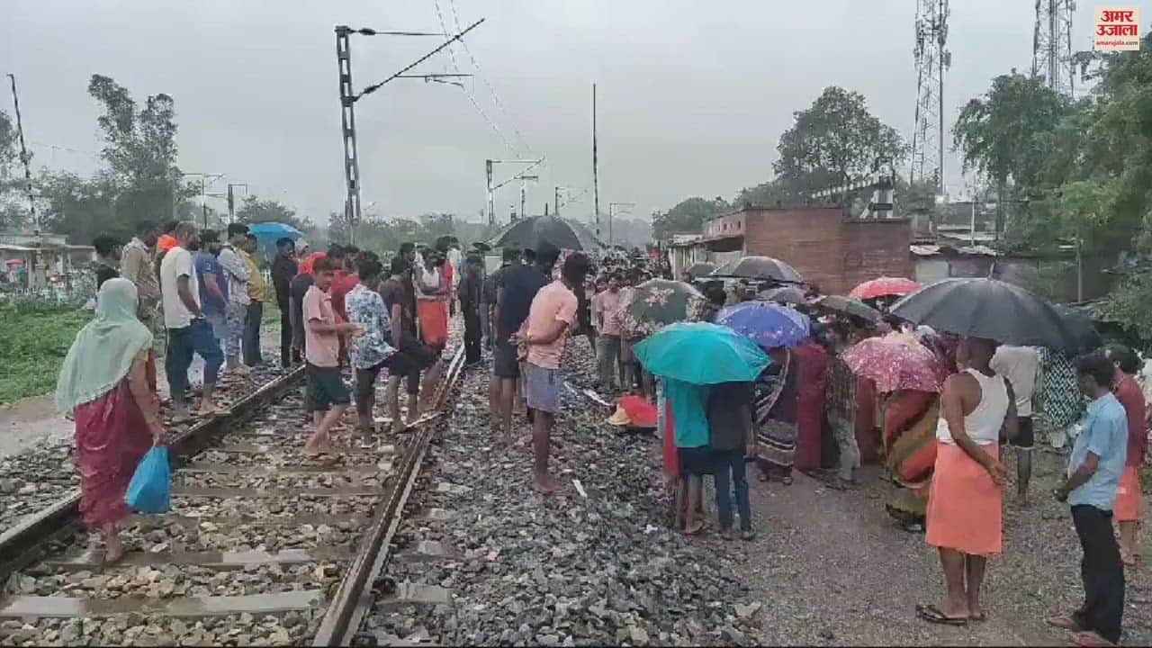 VIDEO : Woman dies after by train in sonbhadra earphones her ears family members uproar